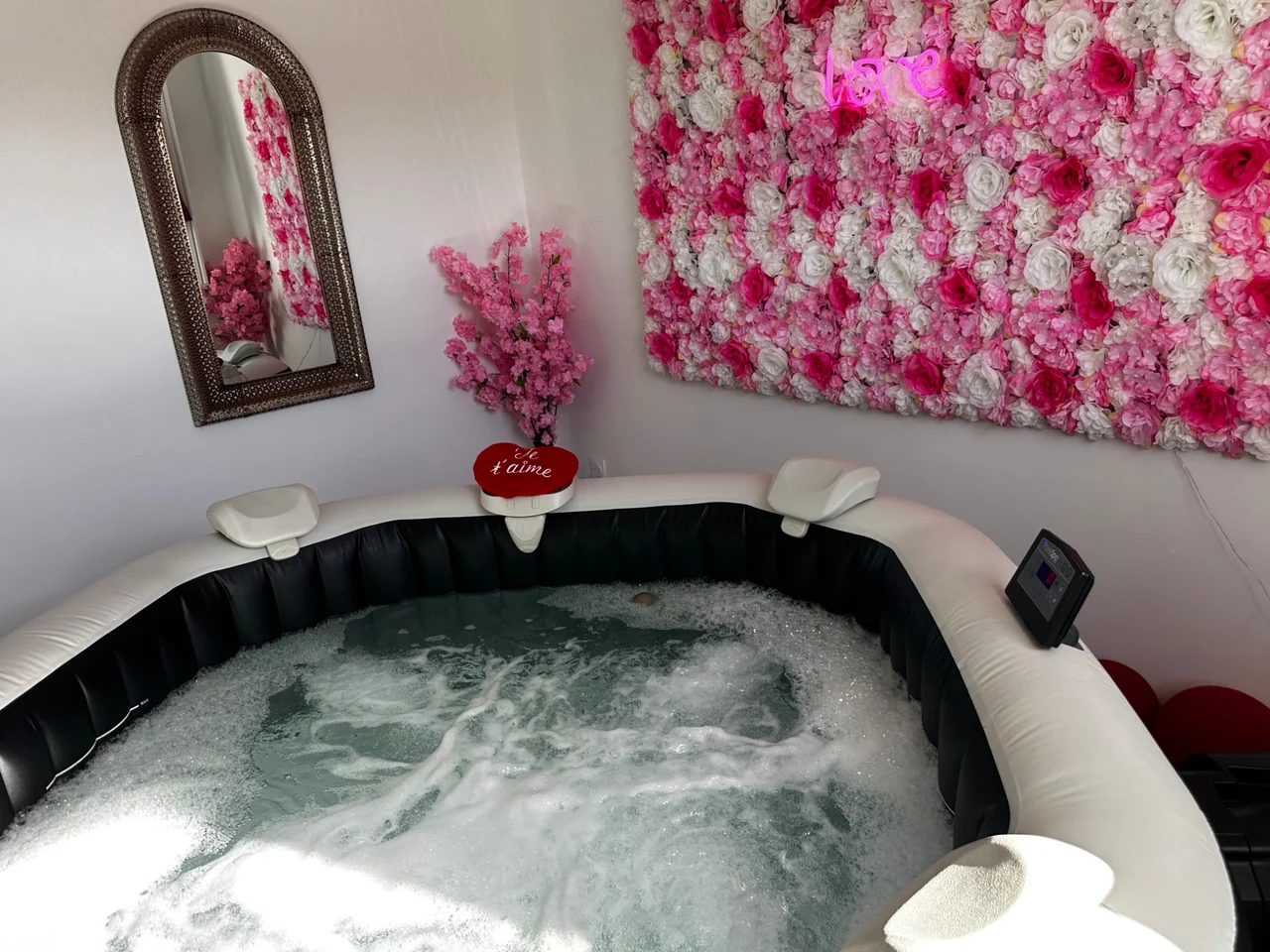 Jacuzzi privatif avec mur floral romantique